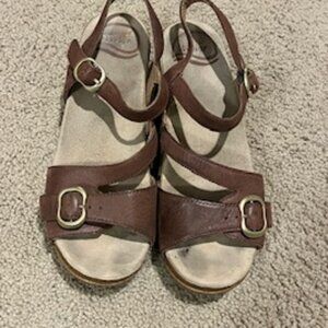 EUC -Born Tamara Brown Chunky Sandle